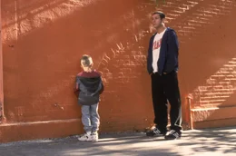 Der verantwortungslose Tagtr&auml;umer Sonny (Adam Sandler, r.) ist seinem Ziehsohn Julian (Dylan Sprouse/Cole Sprouse, l.) ein ziemlich unorthodoxer Vater ...