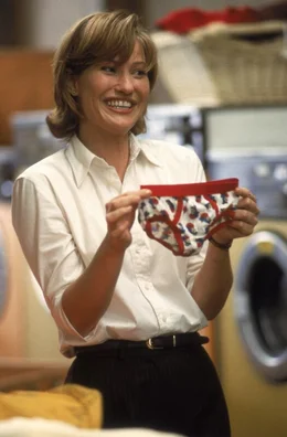 Schon bald kann sich Layla (Joey Lauren Adams) dem Charme des scheinbar alleinerziehenden Vaters nicht mehr entziehen ...