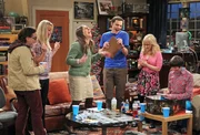 Als eine Reise der Frauen (Melissa Rauch, 2.v.r., Kaley Cuoco, 2.v.l. und Mayim Bialik, 3.v.l.) nach Las Vegas ins Wasser fällt, laden die Männer (Johnny Galecki, l., Jim Parsons, 3.v.r., und Simon Helberg, r.) sie dazu ein, "Dungeons & Dragons" mit ihnen zu spielen. Mit fatalen Folgen ... Als eine Reise der Frauen (Melissa Rauch, 2.v.r., Kaley Cuoco, 2.v.l. und Mayim Bialik, 3.v.l.) nach Las Vegas ins Wasser fällt, laden die Männer (Johnny Galecki, l., Jim Parsons, 3.v.r., und Simon Helberg, r.) sie dazu ein, "Dungeons & Dragons" mit ihnen zu spielen. Mit fatalen Folgen ...