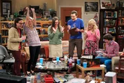 Ein ganz besonderer Spieleabend: Bernadette (Melissa Rauch, 2.v.r), Penny (Kaley Cuoco, 2.v.l.), Amy (Mayim Bialik, 3.v.l.), Howard (Simon Helberg, r.), Sheldon (Jim Parsons, 3.v.r.) und Leonard (Johnny Galecki, l.) ... Ein ganz besonderer Spieleabend: Bernadette (Melissa Rauch, 2.v.r), Penny (Kaley Cuoco, 2.v.l.), Amy (Mayim Bialik, 3.v.l.), Howard (Simon Helberg, r.), Sheldon (Jim Parsons, 3.v.r.) und Leonard (Johnny Galecki, l.) ...