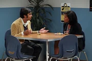 Howard versucht, Raj (Kunal Nayyar, l.) durch eine Party in der Universit&auml;t abzulenken, und Raj feiert erste Erfolge mit seinem neuen Selbstvertrauen, als er Janine (Regina King, r.) kennenlernt ...