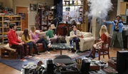 Auf Bernadette (Melissa Rauch, 2.v.r.), Howard (Simon Helberg, l.), Sheldon (Jim Parsons, M.), Leonard (Johnny Galecki, 3.v.r.), Penny (Kaley Cuoco, 3.v.l.) und Amy (Mayim Bialik, 2.v.l.) wartet eine von Raj (Kunal Nayyar, r.) entworfene Schnitzeljagd ...