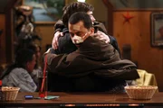 W&uuml;nschen sich nichts sehnlicher als ihre alte M&auml;nner-WG zur&uuml;ck: Alan (Jon Cryer, vorne) und Walden (Ashton Kutcher, hinten) ...