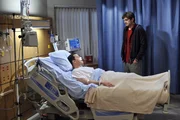 Alan (Jon Cryer, l.) hat mit Walden (Ashton Kutcher, r.) verabredet, dass er Zoey rauswirft, damit er wieder bei ihm wohnen kann. Als Alan eintrifft, hat sich Walden jedoch für Zoey und ihre Tochter entschieden. Daraufhin ist er so enttäuscht, dass er einen kleinen Herzinfarkt erleidet ... Alan (Jon Cryer, l.) hat mit Walden (Ashton Kutcher, r.) verabredet, dass er Zoey rauswirft, damit er wieder bei ihm wohnen kann. Als Alan eintrifft, hat sich Walden jedoch für Zoey und ihre Tochter entschieden. Daraufhin ist er so enttäuscht, dass er einen kleinen Herzinfarkt erleidet ...