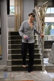 Hat eine schlechte Nachricht für Alan: Walden (Ashton Kutcher) ... Hat eine schlechte Nachricht für Alan: Walden (Ashton Kutcher) ...