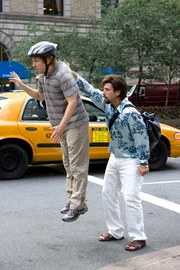 Leg dich nicht mit Zohan (Adam Sandler, r.) an! F&uuml;r Michael (Nick Swardson, l.) kommt diese Warnung zu sp&auml;t ...