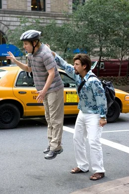 Leg dich nicht mit Zohan (Adam Sandler, r.) an! F&uuml;r Michael (Nick Swardson, l.) kommt diese Warnung zu sp&auml;t ...