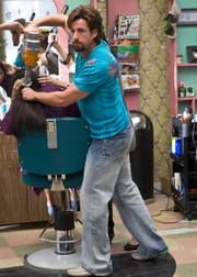 Obwohl Zohan (Adam Sandler) wild entschlossen ist, sein altes Leben als Eliteagent endg&uuml;ltig hinter sich zu lassen, muss er bald feststellen, dass man seine Vergangenheit nicht so leicht verleugnen kann ...