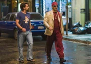 Um einem rassistischen Immobilienhai das Handwerk legen zu k&ouml;nnen, m&uuml;ssen die einstigen Feinde, der israelitische Ex-Superagent Zohan (Adam Sandler, l.) und der pal&auml;stinensische Terrorist Phantom (John Turturro, r.), an einem Strang ziehen. Kein leichtes Unterfangen ...
