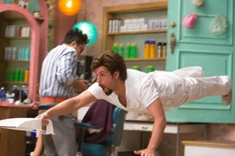 Eines Tages tauscht der israelitische Geheimagent Zohan Dvir (Adam Sandler) seine Uzi gegen gegen Kamm, Schere und F&ouml;n ein und f&auml;ngt in New York - ausgerechnet im Friseursalon einer Pal&auml;stinenserin - eine Zweitkarriere an ...