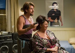 Seine reifen Kundinnen (Lainie Kazan, r.) genie&szlig;en seine Rundumbetreuung: Zohan (Adam Sandler, l.) ...
