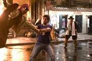 Zum wiederholten Male muss Phantom (John Turturro, l.) erleben, dass er sich besser nicht mit Zohan (Adam Sandler, r.) angelegt h&auml;tte ...
