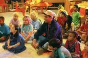 Dr&uuml;ckt wieder die Schulbank, um seinem Vater etwas zu beweisen: Tunichtgut Billy (Adam Sandler, M.) ...