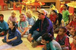 Dr&uuml;ckt wieder die Schulbank, um seinem Vater etwas zu beweisen: Tunichtgut Billy (Adam Sandler, M.) ...