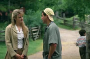 Um seinem Vater zu zeigen, dass er kein Verlierer ist und wirklich was im Kopf hat, kehrt der 27-j&auml;hrige Billy Madison (Adam Sandler, r.) zur&uuml;ck in die Schule und holt den Lehrstoff von der ersten bis zur zw&ouml;lften Klasse in nur 24 Wochen nach - und verliebt sich auch prompt in seine Lehrerin Veronica (Bridgette Wilson-Sampras, l.) ...