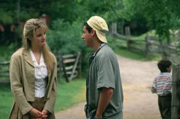 Um seinem Vater zu zeigen, dass er kein Verlierer ist und wirklich was im Kopf hat, kehrt der 27-j&auml;hrige Billy Madison (Adam Sandler, r.) zur&uuml;ck in die Schule und holt den Lehrstoff von der ersten bis zur zw&ouml;lften Klasse in nur 24 Wochen nach - und verliebt sich auch prompt in seine Lehrerin Veronica (Bridgette Wilson-Sampras, l.) ...