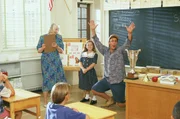 Zur&uuml;ck in der ersten Klasse muss der 27-j&auml;hrige Billy (Adam Sandler, r.) unter Beweis stellen, dass er die Schule auch schafft, ohne, dass sein Vater den Lehrern Bestechungsgeld zukommen l&auml;sst ...