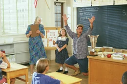Zur&uuml;ck in der ersten Klasse muss der 27-j&auml;hrige Billy (Adam Sandler, r.) unter Beweis stellen, dass er die Schule auch schafft, ohne, dass sein Vater den Lehrern Bestechungsgeld zukommen l&auml;sst ...