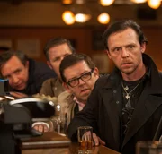 Eigentlich hatte Gary (Simon Pegg, r.) geplant, mit seinen alten Freunden Peter (Eddie Marsan, l.), Steven (Paddy Considine, 2.v.l.), Andy (Nick Frost, 2.v.r) und Oliver in Erinnerungen zu schwelgen, doch in dem kleinen &Ouml;rtchen Newton Haven scheint nichts mehr so zu sein, wie es mal war ...