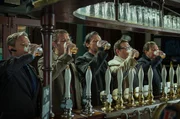 Beim ersten Bier ahnen Oliver (Martin Freeman, l.), Steven (Paddy Considine, 2.v.l.), Gary (Simon Pegg, M.), Andy (Nick Frost, 2.v.r.) und Peter (Eddie Marsan, r.) nicht, welche Folgen ihre Sauftour noch haben wird ...