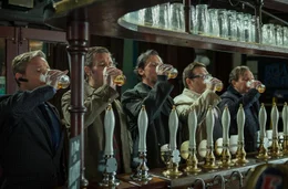 Beim ersten Bier ahnen Oliver (Martin Freeman, l.), Steven (Paddy Considine, 2.v.l.), Gary (Simon Pegg, M.), Andy (Nick Frost, 2.v.r.) und Peter (Eddie Marsan, r.) nicht, welche Folgen ihre Sauftour noch haben wird ...