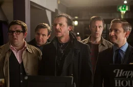 Gary (Simon Pegg, M.) fasst einen Entschluss und rei&szlig;t damit seine alten Kumpel Andy (Nick Frost, l.), Peter (Eddie Marsan, 2.v.l.), Steven (Paddy Considine, 2.v.r.) und Oliver (Martin Freeman, r.) aus deren geregelten, spie&szlig;igen Leben ...
