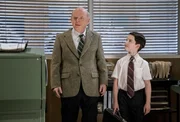 Sheldon (Iain Armitage) darf an einem College Kurs bei Dr. John Sturgis (Wallace Shawn) teilnehmen, als ihm der Unterricht an seiner Schule zu langweilig wird ... Sheldon (Iain Armitage) darf an einem College Kurs bei Dr. John Sturgis (Wallace Shawn) teilnehmen, als ihm der Unterricht an seiner Schule zu langweilig wird ...