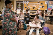 Als Sheldon (Iain Armitage, r.) sich im Unterricht langweilt, bringt er Ms. Ingram (Danielle Pinnock, l.) mehr und mehr auf die Palme ... Als Sheldon (Iain Armitage, r.) sich im Unterricht langweilt, bringt er Ms. Ingram (Danielle Pinnock, l.) mehr und mehr auf die Palme ...