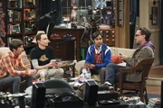 Eine ganz besondere Männerrunde: Howard (Simon Helberg, l.), Sheldon (Jim Parsons, 2.v.l.), Leonard (Johnny Galecki, r.) und Raj (Kunal Nayyar, 2.v.r.) ... Eine ganz besondere Männerrunde: Howard (Simon Helberg, l.), Sheldon (Jim Parsons, 2.v.l.), Leonard (Johnny Galecki, r.) und Raj (Kunal Nayyar, 2.v.r.) ...