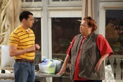 Sind gespannt, was Zoey zu Waldens Heiratsantrag sagen wird: Alan (Jon Cryer, l.) und Berta (Conchata Ferrell, r.) ... Sind gespannt, was Zoey zu Waldens Heiratsantrag sagen wird: Alan (Jon Cryer, l.) und Berta (Conchata Ferrell, r.) ...