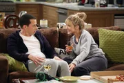 Wollen ihre Aktivit&auml;ten im Bett etwas interessanter gestalten: Alan (Jon Cryer, l.) und Lyndsey (Courtney Thorne-Smith, r.) ...
