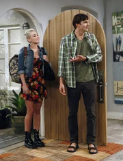 Mit dem Besuch von Missi (Miley Cyrus, l.) muss Walden (Ashton Kutcher, r.) einsehen, dass seine Jugend vorüber ist ... Mit dem Besuch von Missi (Miley Cyrus, l.) muss Walden (Ashton Kutcher, r.) einsehen, dass seine Jugend vorüber ist ...