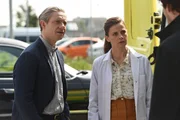 Dr. John Watson (Martin Freeman, l.); Molly Hooper (Louise Brealey, r.)