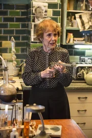 Mrs. Hudson (Una Stubbs)