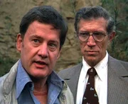 LTD Alex Markosian (Joseph Campanella, r.) ist fest davon &uuml;berzeugt, dass Donald Thompson (Jim Antonio) die kleine Polly ermordet hat.
