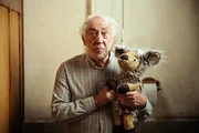 Der ehemalige Tierarzt Amandus (Dieter Hallervorden) zeigt zunehmend Anzeichen einer Alzheimer-Erkrankung.  +++ Die Verwendung des sendungsbezogenen Materials ist nur mit dem Hinweis und Verlinkung auf RTL+ gestattet. +++