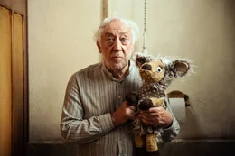 Der ehemalige Tierarzt Amandus (Dieter Hallervorden) zeigt zunehmend Anzeichen einer Alzheimer-Erkrankung.  +++ Die Verwendung des sendungsbezogenen Materials ist nur mit dem Hinweis und Verlinkung auf RTL+ gestattet. +++