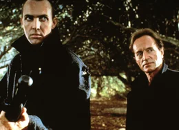Pik Vam Cleaf (Arnold Vosloo, li.) und Emil Fouchon (Lance Henriksen)