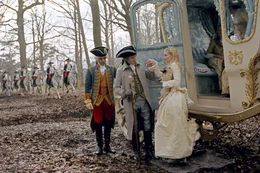 An der Grenze zu Frankreich verliert Marie Antoinette (Kirsten Dunst, r.) ihre alte Identit&auml;t. Nur Botschafter Mercy (Steve Coogan, 2.v.r.) steht der Vierzehnj&auml;hrigen auf dem Weg nach Versailles zur Seite.
