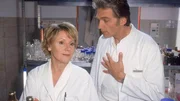 Nikola (Mariele Millowitsch) muss sich von Dr. Schmidt (Walter Sittler) anh&ouml;ren, dass sie gar nicht weiss, ob Borstel schon reif ist, ihren Facharzt zu machen.