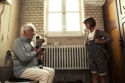 Tilda (Emma Schweiger) reist mit Amandus (Dieter Hallervorden) gemeinsam nach Venedig aus, wo er als junger Mann seine Flitterwochen verbracht hat.  +++ Die Verwendung des sendungsbezogenen Materials ist nur mit dem Hinweis und Verlinkung auf RTL+ gestattet. +++