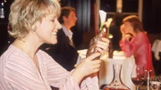 Nikola (Mariele Millowitsch) feiert ihren Geburtstag ganz alleine in einem Restaurant und benutzt als Gespr&auml;chspartner den "Pfefferm&uuml;hlenkoch".