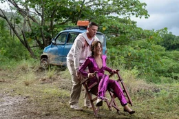 Pretty in Pink: Loretta (Sandra Bullock) und Alan (Channing Tatum) auf der Flucht vor ihren Verfolgern.