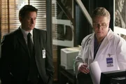 Gil Grissom (William Petersen, r.) hat f&uuml;r seinen Kollegen Jack (Anthony LaPaglia, l.) Neuigkeiten, die den aktuellen Fall betreffen ...