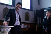 Lucifer (Tom Ellis, l.) ist hoch amüsiert, als er und Chloe (Lauren German, r.) von einem Priester um Hilfe gebeten werden und hat ganz genaue Vorstellungen, als er eine Kirche betreten soll ... Lucifer (Tom Ellis, l.) ist hoch amüsiert, als er und Chloe (Lauren German, r.) von einem Priester um Hilfe gebeten werden und hat ganz genaue Vorstellungen, als er eine Kirche betreten soll ...