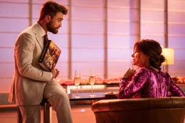 Milliard&auml;r Abigail Fairfax (Daniel Radcliffe) glaubt allen Ernstes, Bestsellerautorin Loretta (Sandra Bullock) k&ouml;nne ihn zu einem verborgenen Schatz f&uuml;hren.