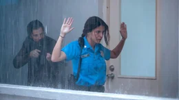 Polizistin Jess Pena  (Stefanie Cayo) wird von Dillon (Tyler Jon Olson) bedroht..