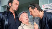 Pl&auml;te (J&uuml;rgen Mikol) trifft auf die finsteren Schl&auml;ger Kohl (Ingo Naujoks, re.) und Pietsch (Luca Maric), die nach Atze fragen...