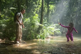 Loretta (Sandra Bullock) schl&auml;gt Alan (Channing Tatum) eine Flucht durch den Fluss vor, um ihre Verfolger abzusch&uuml;tteln.