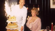 Kellner Ottmar bringt eine tolle Torte an Nikolas Tisch, die in dem Restaurant ganz allein ihren Geburtstag feiert. Doch leider ist die Torte nicht f&uuml;r sie.